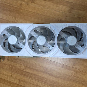 갤럭시 rtx 5080 화이트 판매합니다.