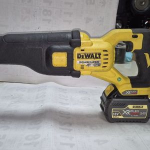 디월트 브러시리스 컷소 DCS388 54V 6.0ah