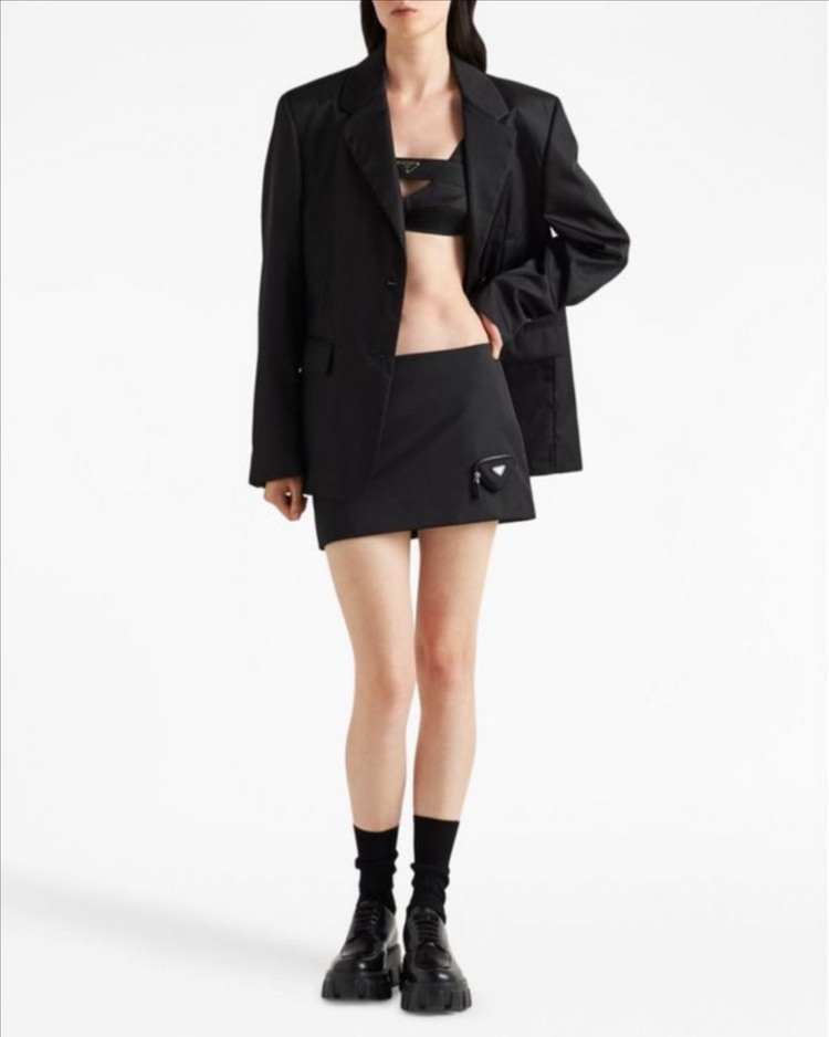 (새상품) 프라다 리나일론 삼각로고 파우치 스커트 40--2