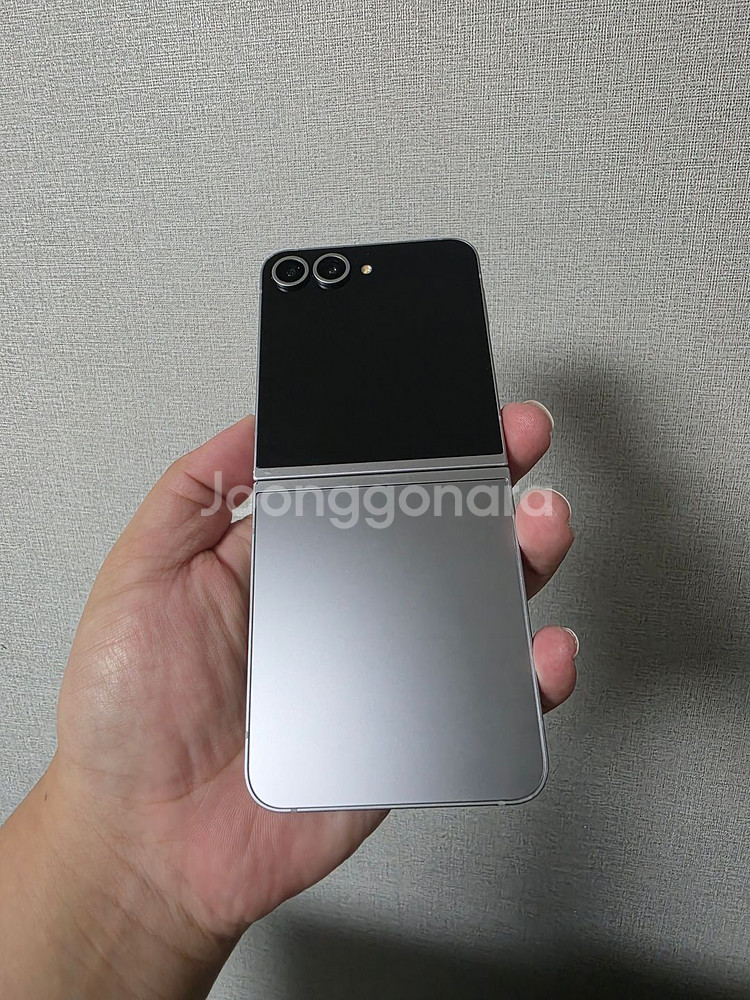 갤럭시 Z플립6 실버 256기가 A급 팝니다--1