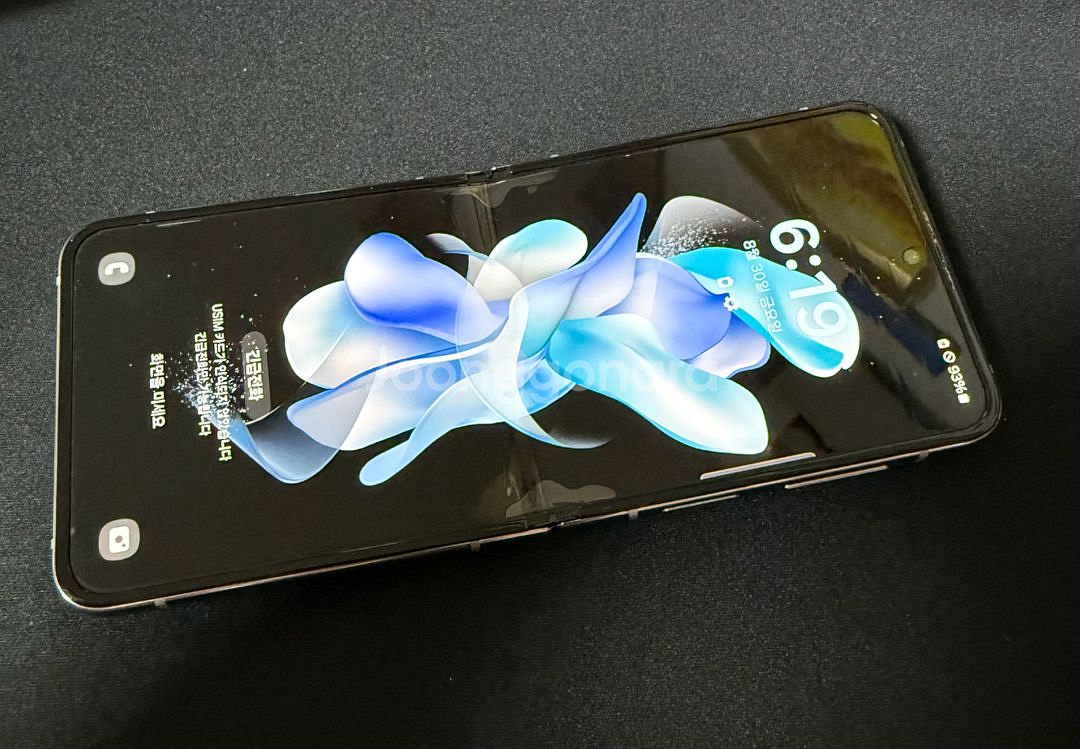 Galaxy Z Flip4 256GB 화이트에디션 희귀--3