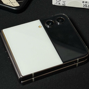 Galaxy Z Flip4 256GB 화이트에디션 희귀