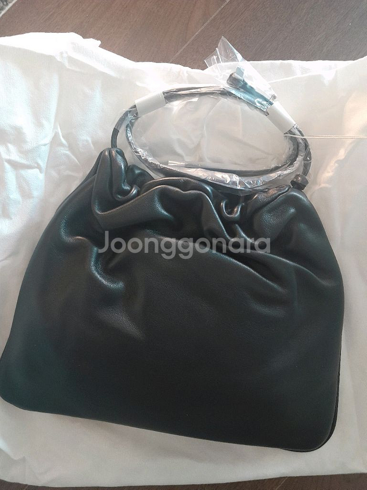 구호 Flowbag 램스킨 플랫백 블랙 색상--2