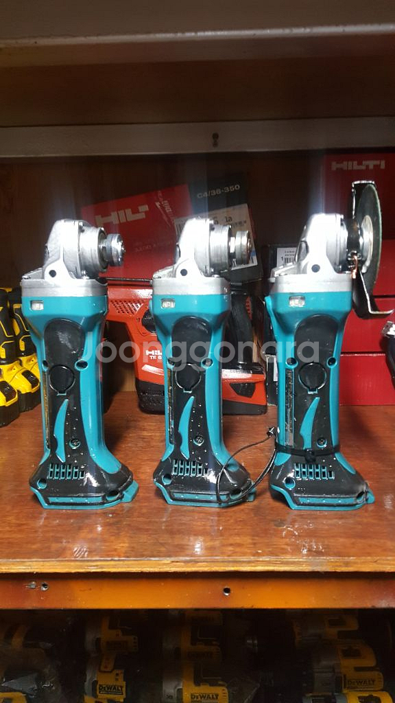 마끼다충전그라인더 DGA402N 본체만--0