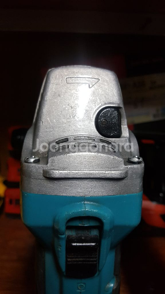 마끼다충전그라인더 DGA402N 본체만--4