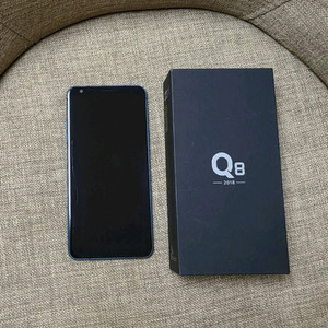 LG Q8 스마트폰