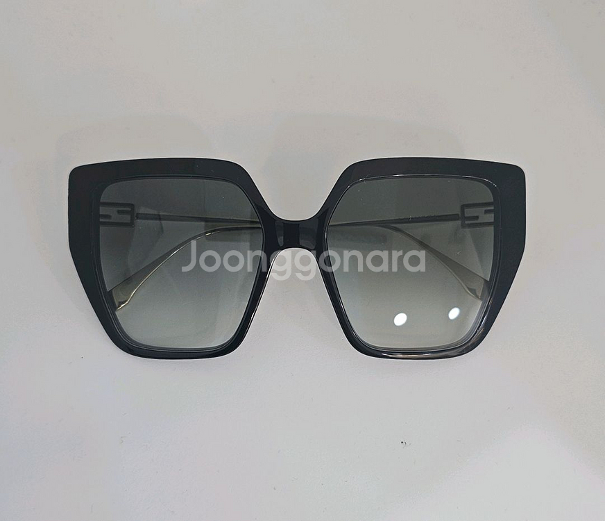 펜디 선글라스 FE40012U 새상품 팝니다--2