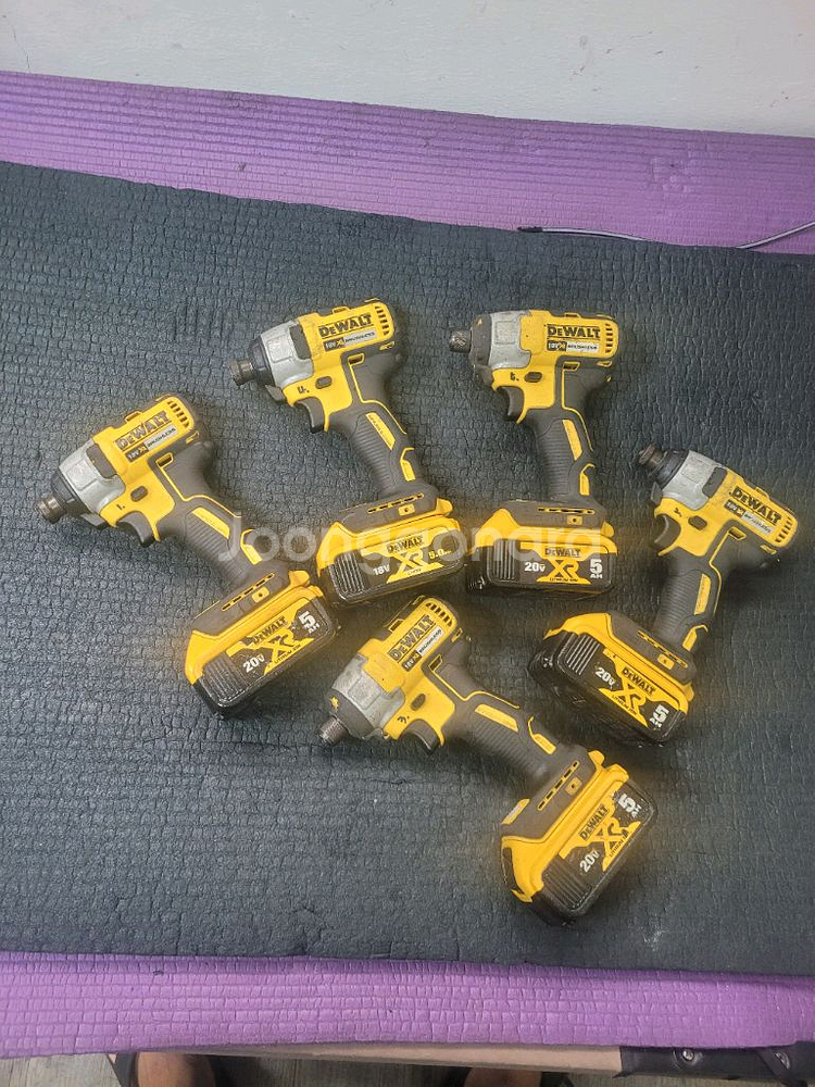 디월트충전임팩드라이버 배터리포함 개당가격 랜덤발송--0