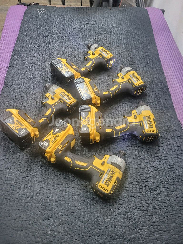 디월트충전임팩드라이버 배터리포함 개당가격 랜덤발송--2