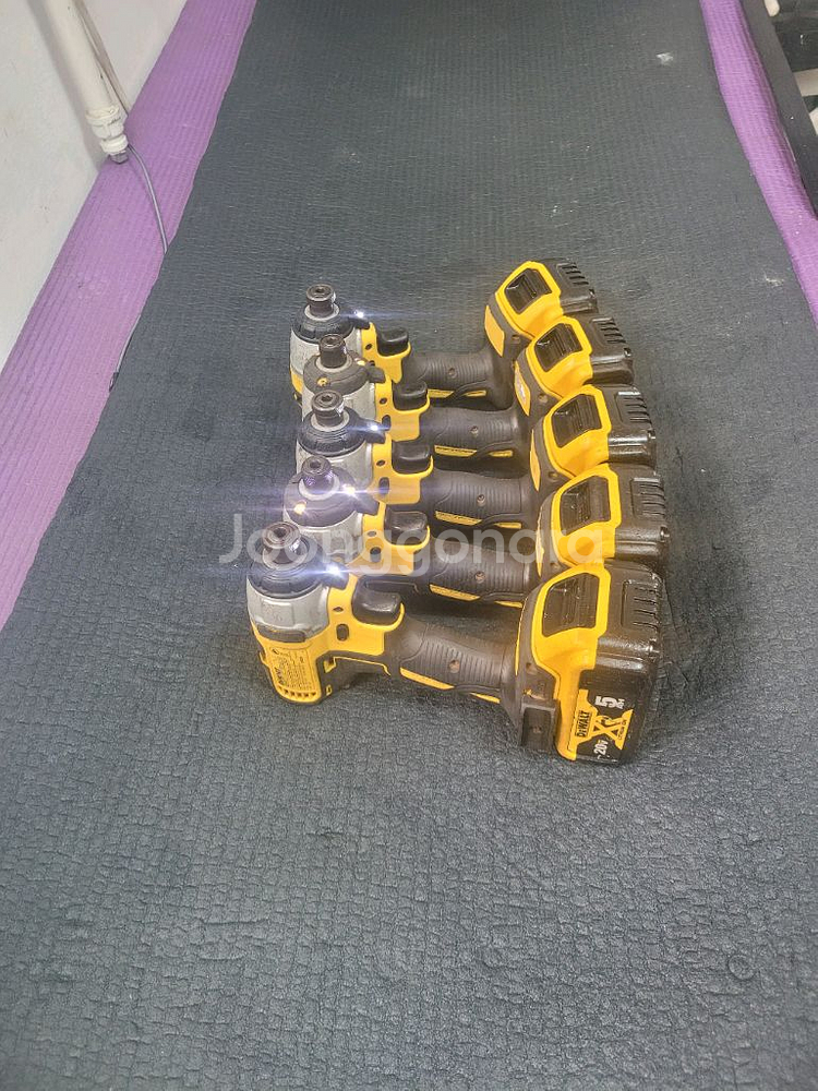 디월트충전임팩드라이버 배터리포함 개당가격 랜덤발송--9