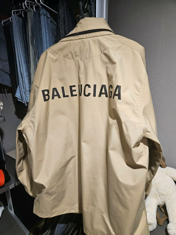 발렌시아가 바람막이 이미지