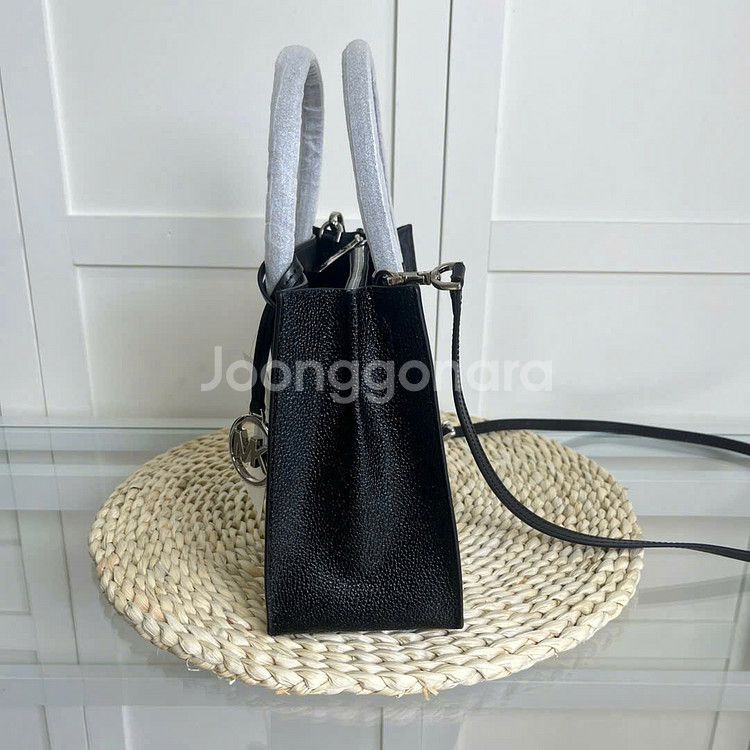 마이클코어스 머서 미디움로고 레더 크로스 블랙[새상품]--2