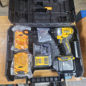 디월트충전임팩렌치DCF911P2 미사용제품 배터리2개