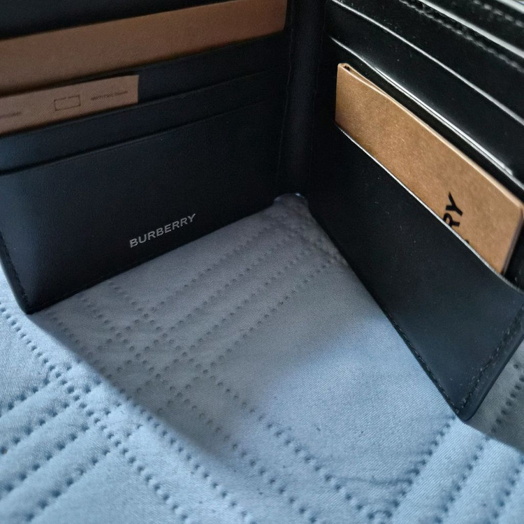 버버리 엠보싱 로고 반지갑 80528811 이미지