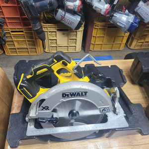 디월트충전원형톱DCS570 충전스킬 7인치