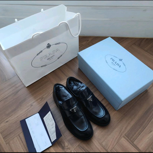 프라다 브러시드 로퍼 37