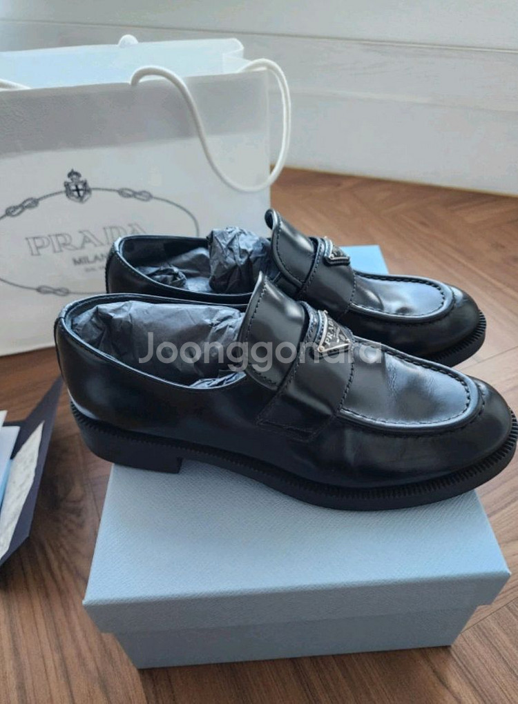 프라다 브러시드 로퍼 37--2