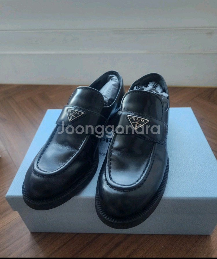 프라다 브러시드 로퍼 37--3