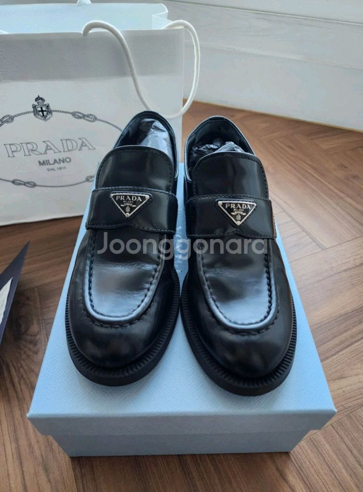 프라다 브러시드 로퍼 37--1