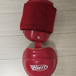 브렛(Brett) 레드 컬러 암가드