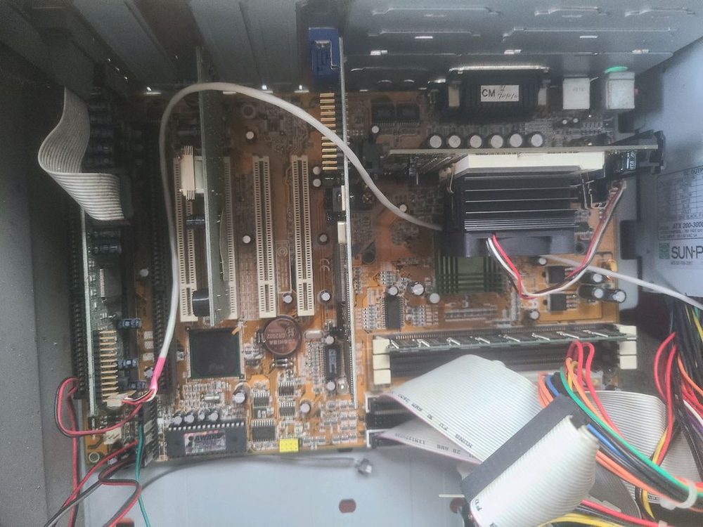 펜티엄2 본체 25년 정도 지난 구형컴퓨터--3