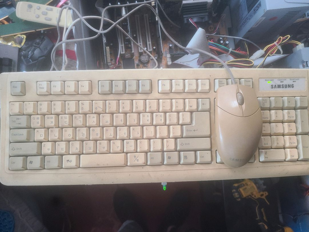 펜티엄2 본체 25년 정도 지난 구형컴퓨터--7