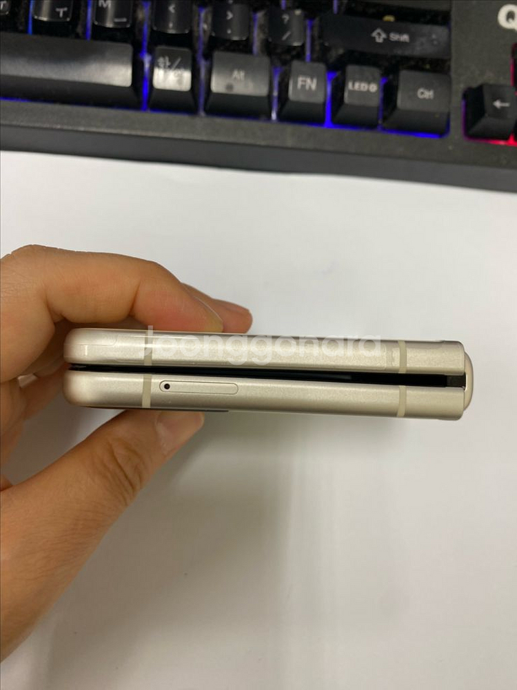 SK 갤럭시Z플립3 크림 AA급 256G 무잔상 효도폰--6