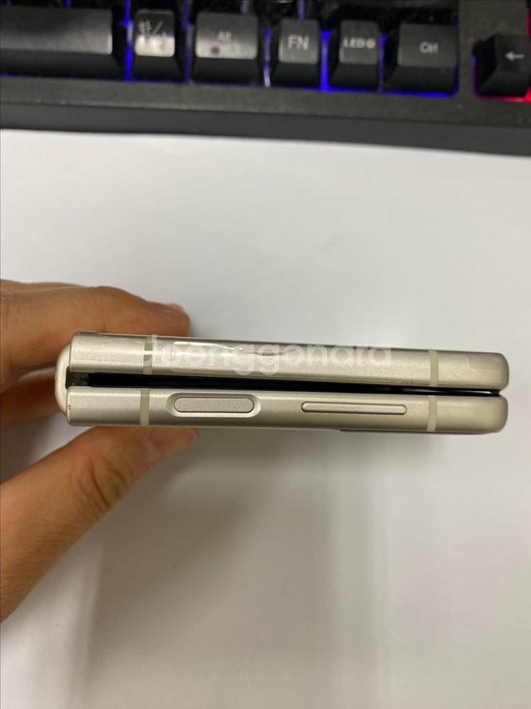 SK 갤럭시Z플립3 크림 AA급 256G 무잔상 효도폰--7