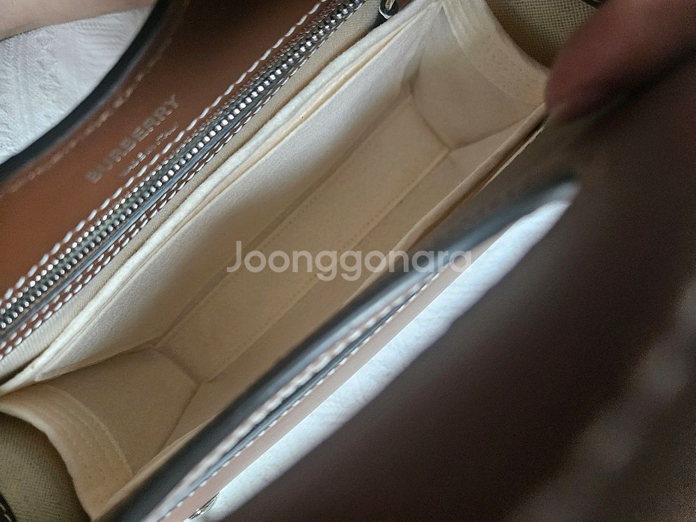 (정품)버버리 미니포켓 토트백 블랙 탄--9