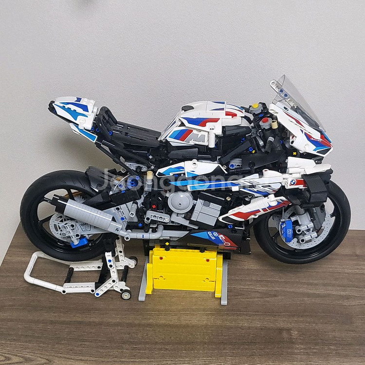 레고 테크닉 42130 BMW 입니다--7