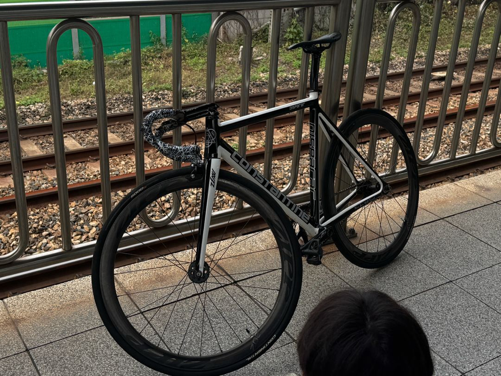 콘스탄틴 2024 디스페랄 블랙화이트 이미지