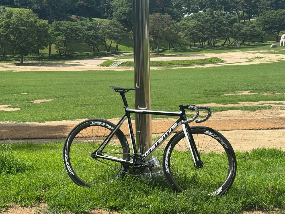 콘스탄틴 2024 디스페랄 블랙화이트 이미지