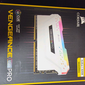 커세어 DDR4 3600 RGB 화이트 램 (32GB)