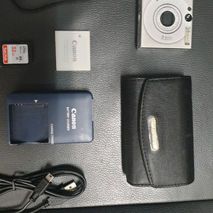 Canon Digital IXUS 70 카메라입니다.