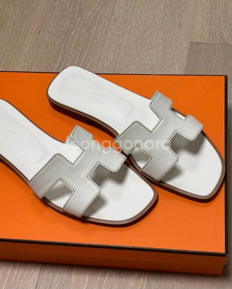 에르메스 오란36.5(카프스킨) 화이트색상 팝니다--1