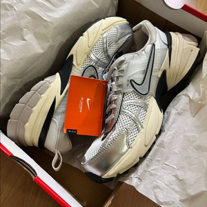 나이키 v2k런 서밋화이트