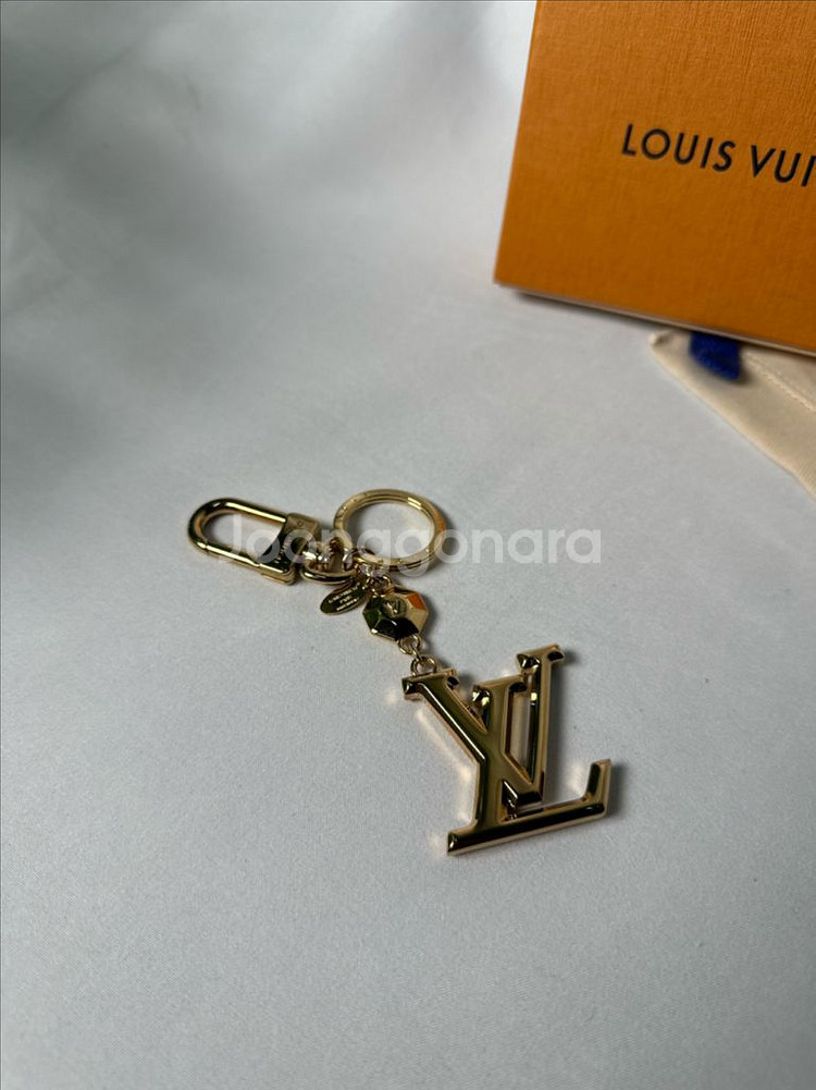 [새상품급]루이비통 Lv 파셋 백 참 키링--1