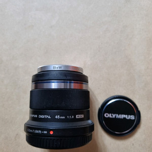 올림푸스 카메라 45mm F1.8 msc 렌즈 팝니다.
