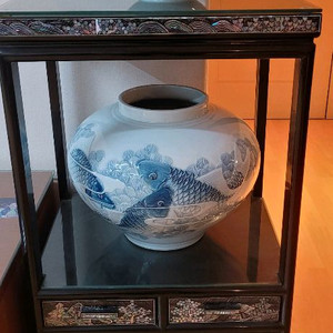 푸른 물고기 그림이 있는 도자기 항아리