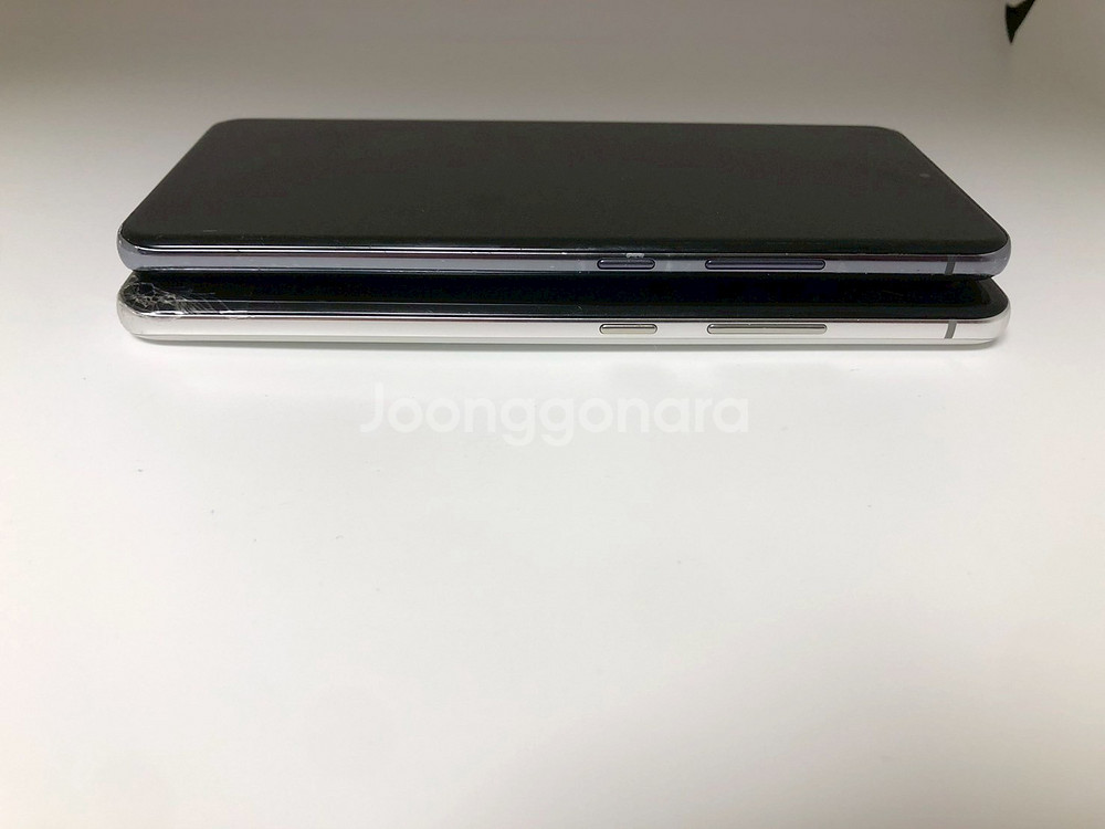 갤럭시 퀀텀2 블랙과 화이트 기기 2대 일괄(63409--4