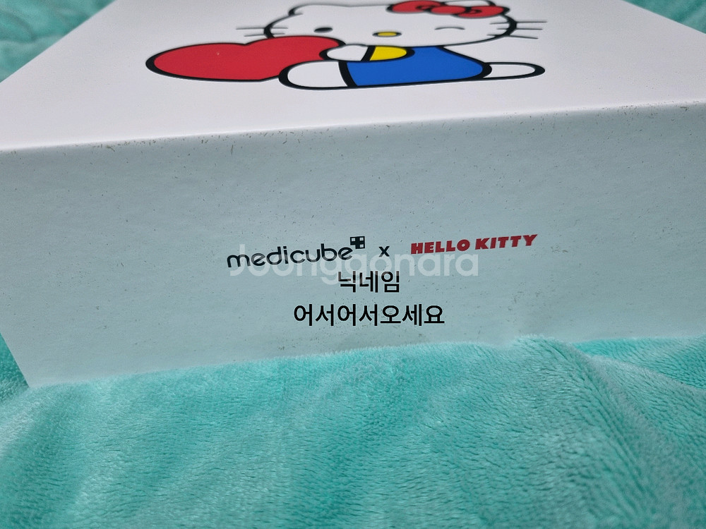 미개봉 메디큐브 에이지알 부스터프로 헬로 키티 새상품--2