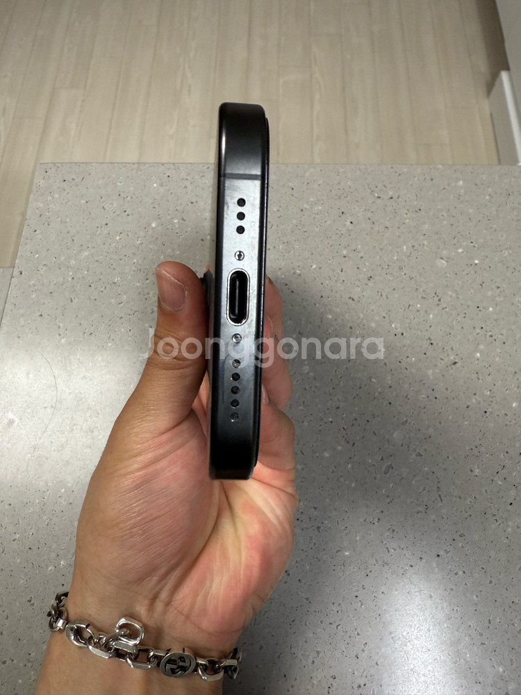아이폰 15프로 블랙티타늄 128GB A급 케이스포함--3