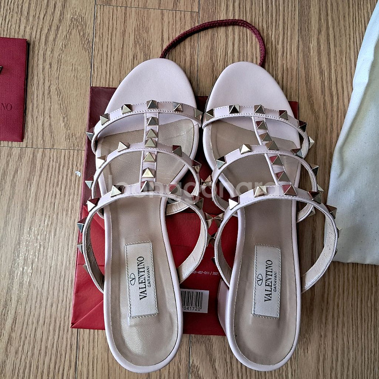 발렌티노 락스터드 샌들 235--0