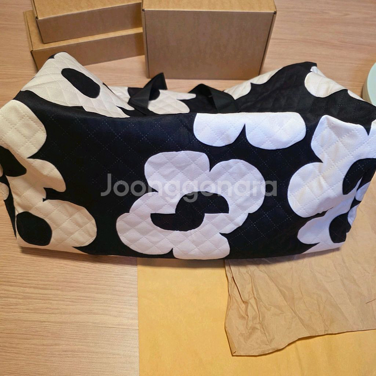 여행가방 블랙앤화이트 꽃디자인 새상품.--1