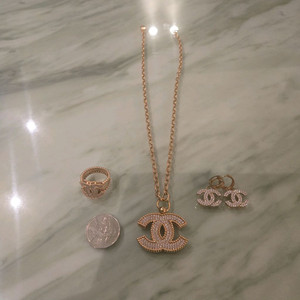 18K 목걸이. 반지. 귀걸이