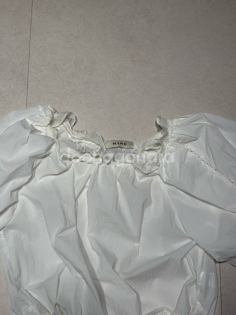 한섬 마인 벌룬 슬리브 셔링 크롭 탑 블라우스 (흰색)--2