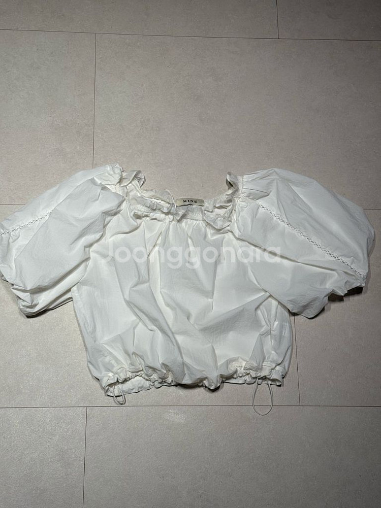 한섬 마인 벌룬 슬리브 셔링 크롭 탑 블라우스 (흰색)--1