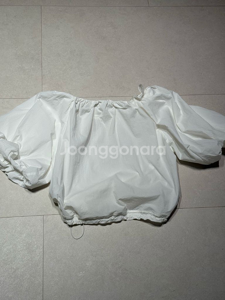 한섬 마인 벌룬 슬리브 셔링 크롭 탑 블라우스 (흰색)--5