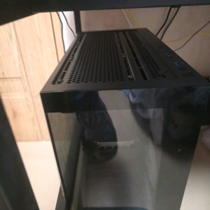 검정색 PC 케이스 판매합니다. 내부가 보이는 투명한