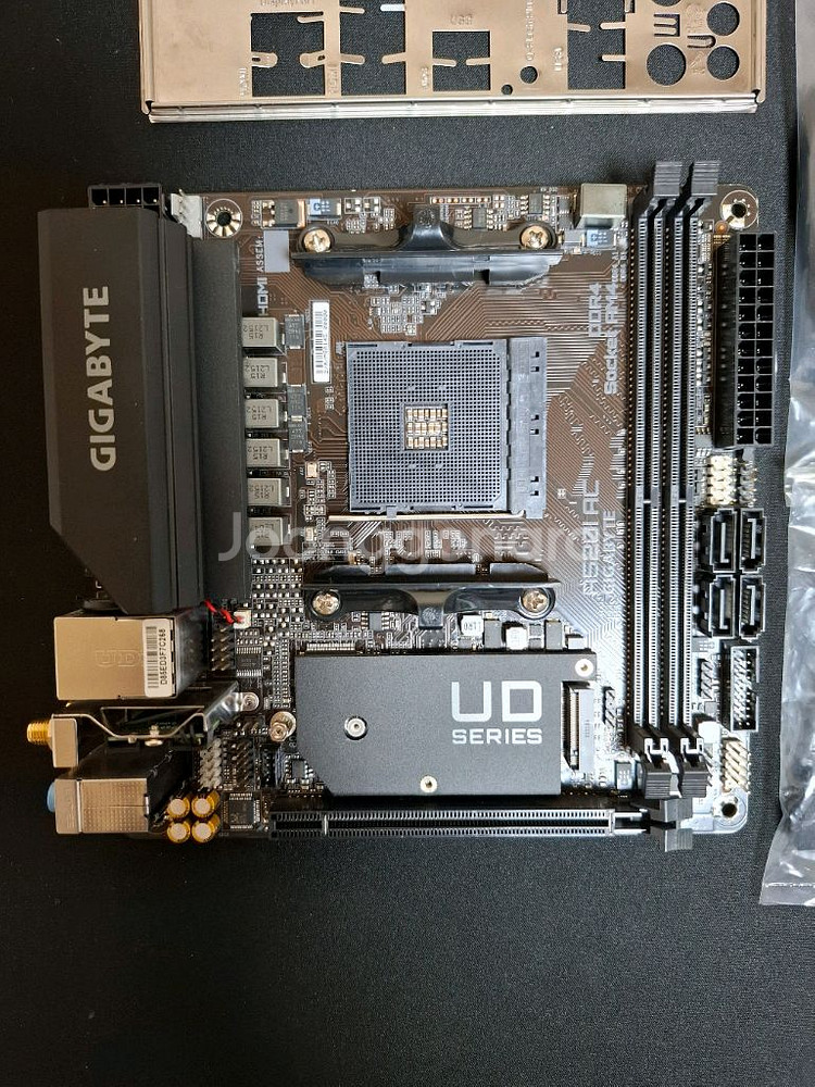 메인보드 기가바이트 A520I AC ITX 케이스--5